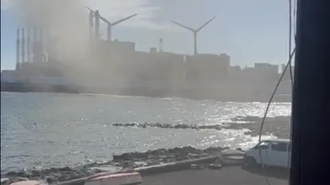 Vertidos de humo en las Caletas por la central Eléctrica de Unelco Endesa.