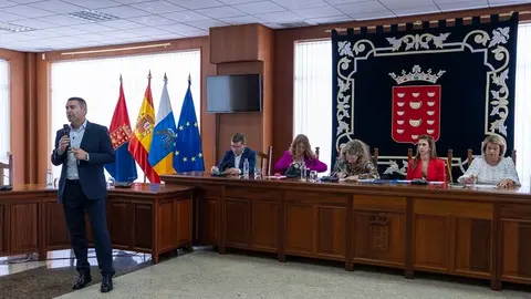 Oswaldo Betancort en la Comisión Discapacidad del Parlamento en Lanzarote.