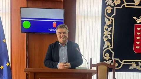 Armando Santana en el salón de plenos del Cabildo de Lanzarote.