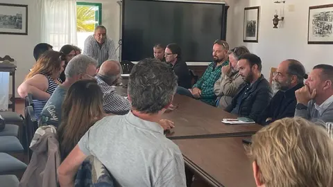 Ángel Vázquez en su encuentro con las representantes de las bodegas de Lanzarote.