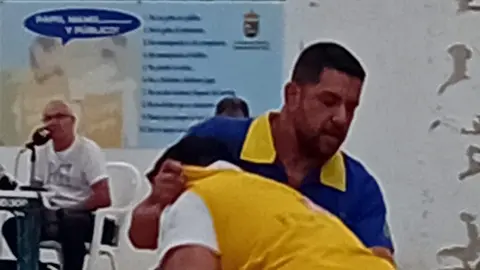 Luchador del Maninidra intentando tumbar al puntal del Unión Sur Yaiza.