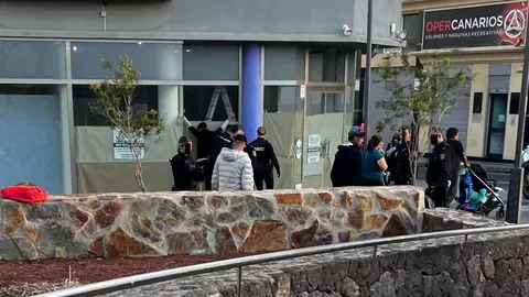 Momento de la actuación de los agentes de la Policía Local.