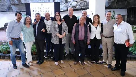 Imagen de dirigentes históricos del PSOE en Lanzarote con veteranos como Segundo Rodríguez, Joaquín Caraballo o Manuela Armas y cargos en activo como el actual parlamentario regional Marcos Bergaz.