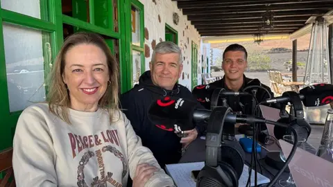 Laura San José y Chalo Frías con el propietario de Casa Emiliano, Augusto Ferreira.