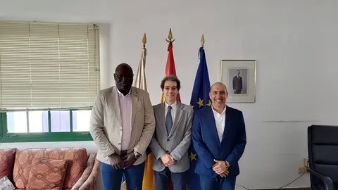 Pedro Viera junto al Cónsul de Colombia en Canarias.