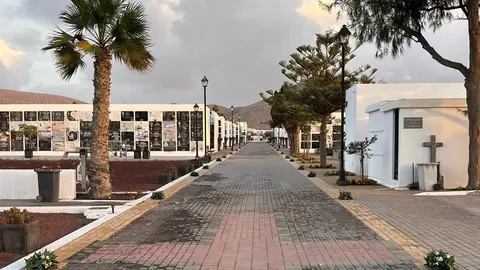 Centros de Flores y coronas en el cementerio (2)