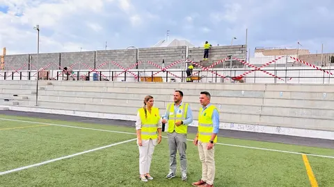 Visita a las obras de la visera de la grada del campo campo municipal de futbol Puerto del Arrecife.