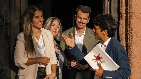 Jenifer Galán junto a concejales socialista en Teguise