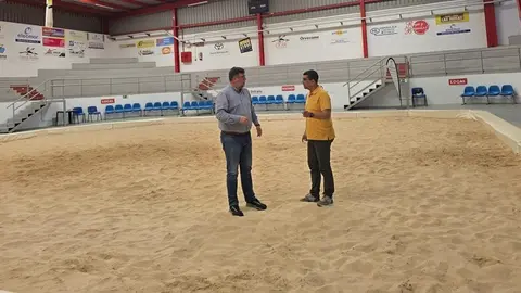 Isidro Pérez junto a Alexis Hernández en el terrero de lucha de San Bartolomé.