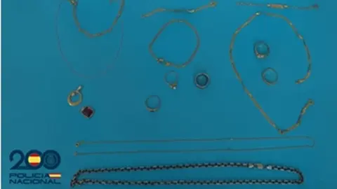 Joyas sustraídas por la limpiadora.