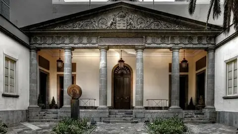 Imagen de la entrada al Parlamento de Canarias.