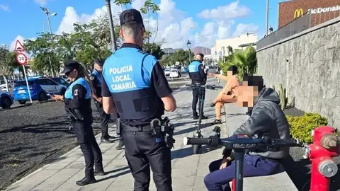 Imagen de los agentes de la Policía Local de Arrecife que realizaron en estos días controles a los usuarios de las patinetas. 