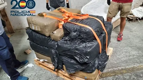 Imagen de algunos de los fardos de la droga incautada en la operación.