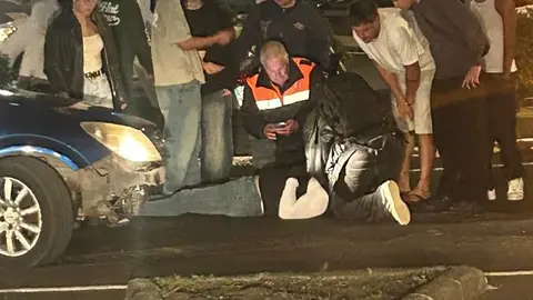 Imagen del vehículo siniestrado y la gente que acudió al lugar del accidente