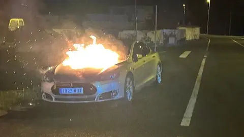 Momento en el que los bomberos llegaron al vehículo incendiado