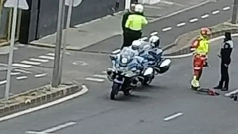 Los agentes de la Policía Local y el personal del SUC asistiendo al herido