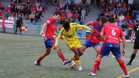 Una de las jugadas del interesante partido