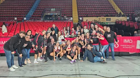 Jugadoras del Magec Tías celebrando la permanencia con los desplazados a Sevilla.