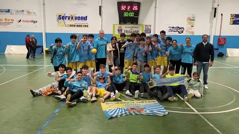 El CD Chinijos celebrando el título liguero en el pabellón de Tahiche.