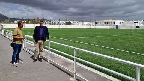 Isidro Pérez junto a Alexis Hernández en el campo de fútbol de Playa Honda.