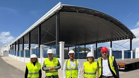 Poli Suárez y Yonathan de León supervisan la última fase de las obras de mejora de la cancha deportiva Estrella Machín, en Lanzarote