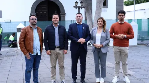 Echedey Eugenio, Yonathan de León y Maciot Cabrera junto a Oswaldo Betancort y María Jesús Tovar en la plaza de Las Palmas.