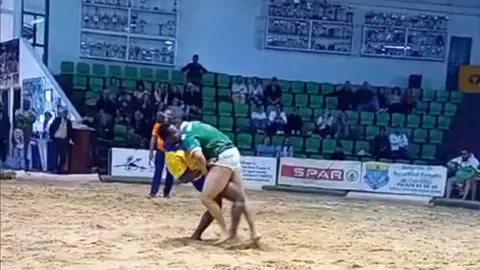 Luchador del Tao tumbando a su rival.