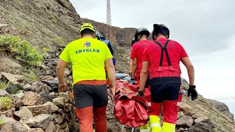 Operarios de EMERLAN y del Consorcio de Seguridad y Emergencias durante el traslado de la afectada.
