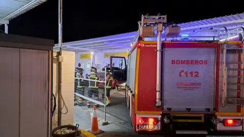 Actuación de los bomberos este martes en una gasolinera de Arrecife.