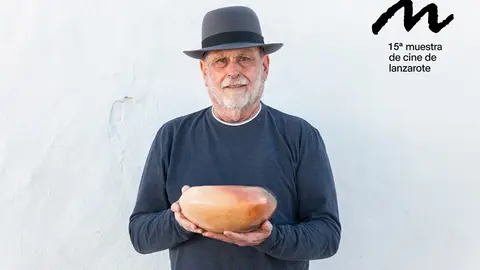 Juan Brito junto al premio de barro que se otorgará a a la mejor película de la Muestra de Cine de Lanzarote.