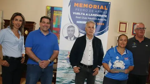 La directiva del Real Club Náutico después de la presentación con los hijos de Pedro de Armas.