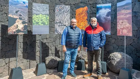 Ángel Vázquez junto a la exposición en Timanfaya.