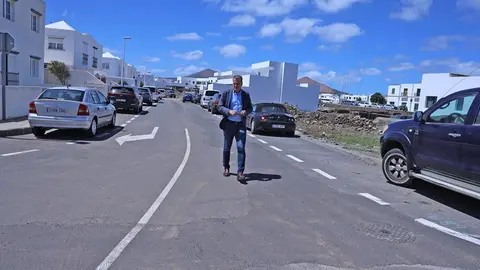 Domingo Cejas en un tramo de la calle Fernando Díaz Cutillas, en el casco urbano de Tías,