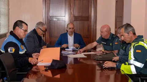 Pedro Viera y José Juan Cruz junto a representantes de la Policía Local y la Guardia Civil.