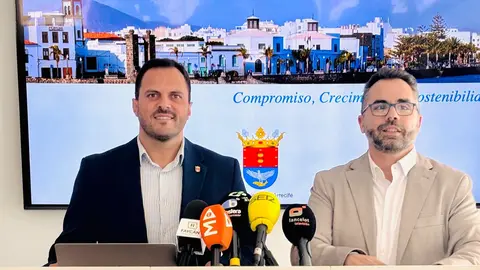El alcalde de Arrecife, Yonathan de León, y el teniente de alcalde y concejal de Hacienda, Echedey Eugenio, presentando hoy los presupuestos del 2025