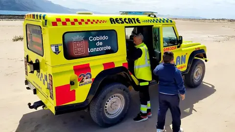 Los miembros de Emerlán atendieron a tres niños este martes en La Graciosa.