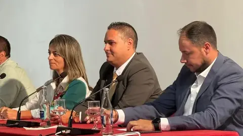 Imagen de los concejales de CC y PP sentados con el ex concejal de VOX en Teguise, ejemplo que utiliza el PSOE para hablar del abrazo a la extrema derecha