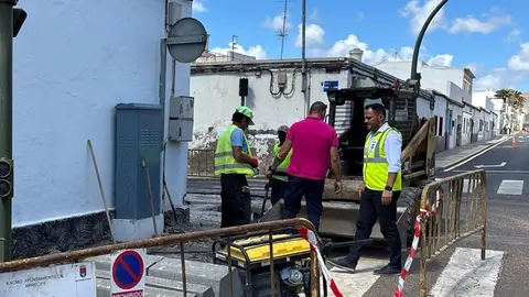 Yonathan de León junto a unos trabajadores durante un trabajo de reparaciones en Titerroy.
