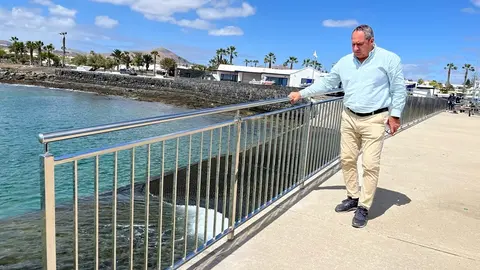 Juan Monzón junto al nuevo vallado en el CID Náuticos.