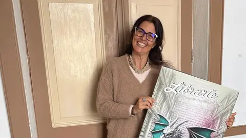 Evelia García presentando el cartel de Librarte Haría 2025.