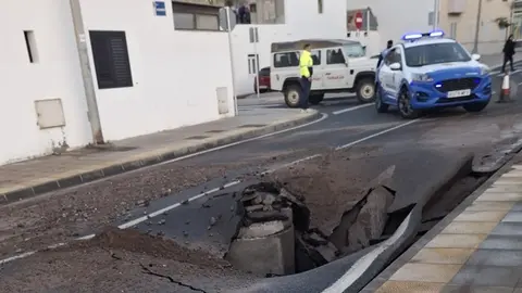Nuevo socavón surgido en la calle Tenderete.