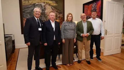Astrid Pérez recibe en el parlamento al equipo directivo de la empresa multinacional Uniconf