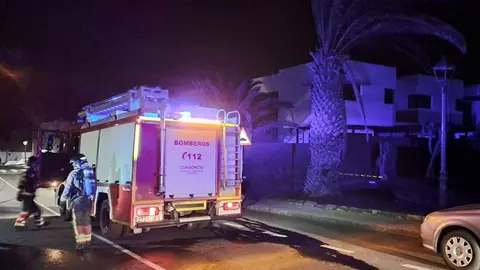 Los bomberos tras la actuación en Costa Teguise