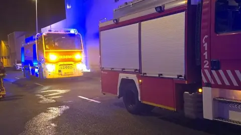 Los bomberos y la Policía Local en el lugar de los hechos