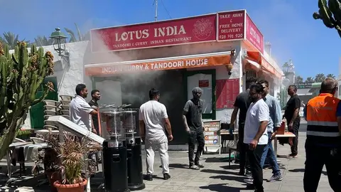 Algunos trabajadores del restaurante salieron visiblemente afectados por el incendio