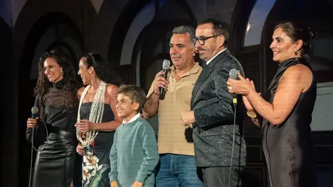 Chago Melián en el escenario recibiendo el cariño del público con el resto de los artistas de la noche