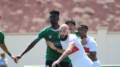 Imagen de una de las disputas entre los jugadores de los dos conjuntos