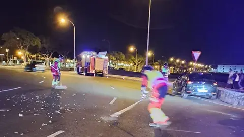 Momento en el que los bomberos limpiaron la calzada tras el accidente.