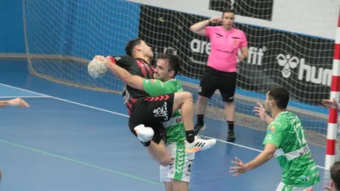 Acoidán Martín intentando penetrar la defensa rival.