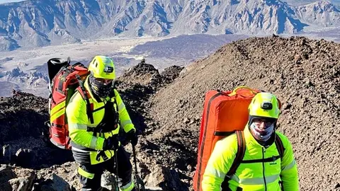 Operarios de EMERLAN en la cima del Teide para la asistencia de la Tenerife Blue Trail.